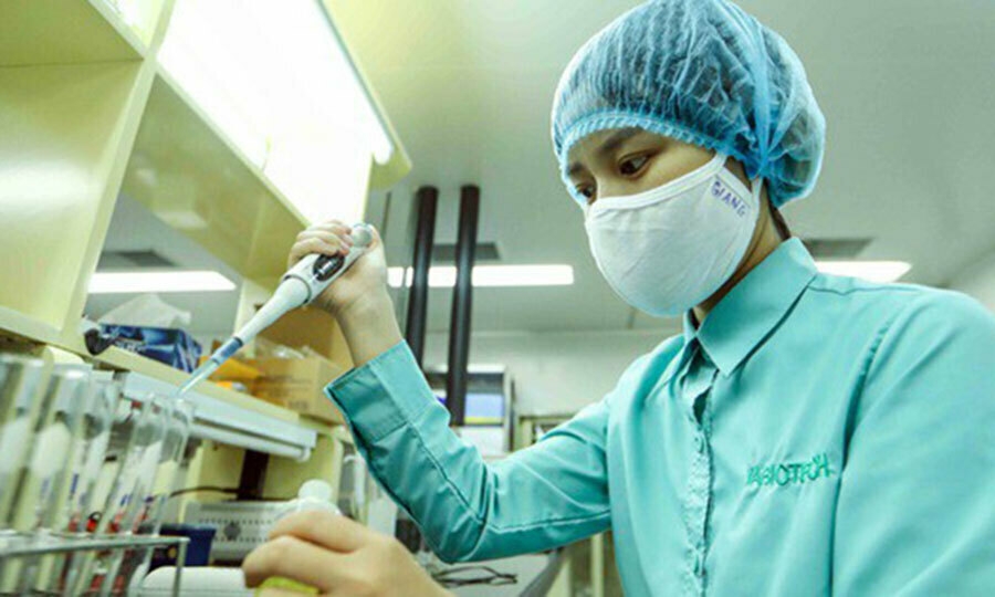 A technician works on producing a vietnamese vaccine for covid-19. photo courtesy of the ministry health (photo: vne) 